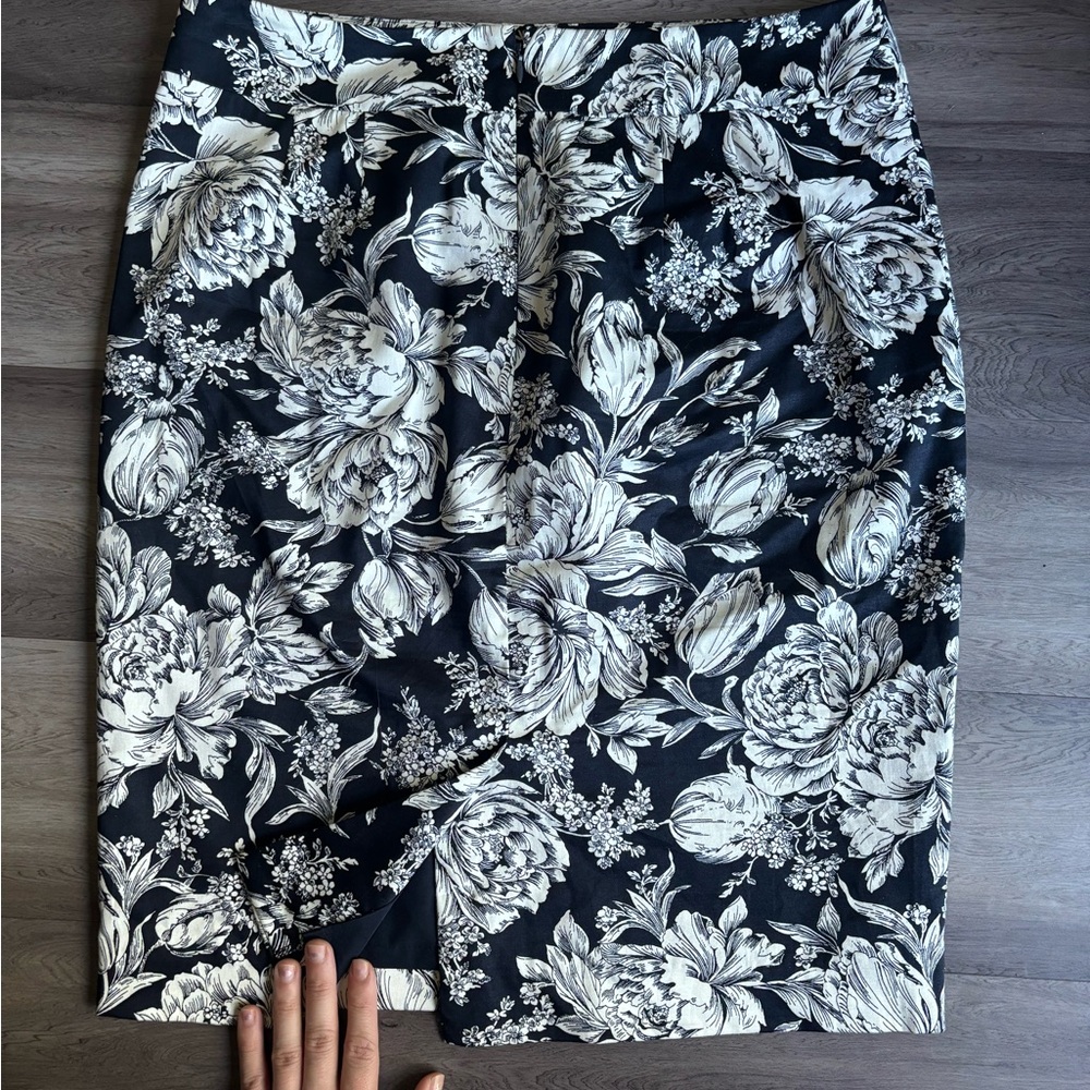 Ann Taylor Floral pencil skirt in white/navy - Picture 2 of 6